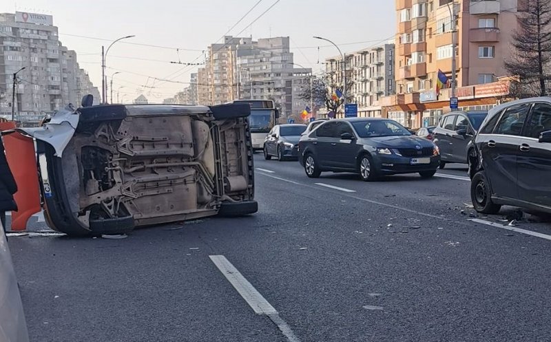 ACCIDENT cu două mașini în Mărăști. Una s-a răsturnat/ Șoferii au încercat să evite un pieton
