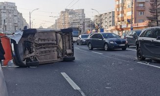 ACCIDENT cu două mașini în Mărăști. Una s-a răsturnat/ Șoferii au încercat să evite un pieton