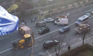 ACCIDENT cu două mașini în Mărăști. Una s-a răsturnat