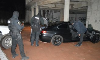 Cluj: Tânără drogată, prinsă de polițiști în toiul nopții. 7 permise și 3 certificate de înmatriculare reținute de oamenii legii