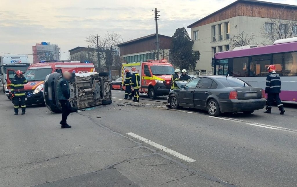 ACCIDENT cu două mașini pe Câmpina. Una s-a răsturnat/UPDATE: Șoferul vinovat era băut