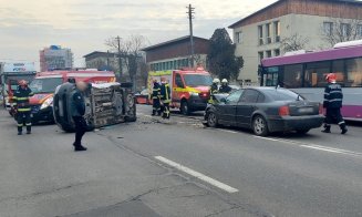 ACCIDENT cu două mașini pe Câmpina. Una s-a răsturnat/UPDATE: Șoferul vinovat era băut