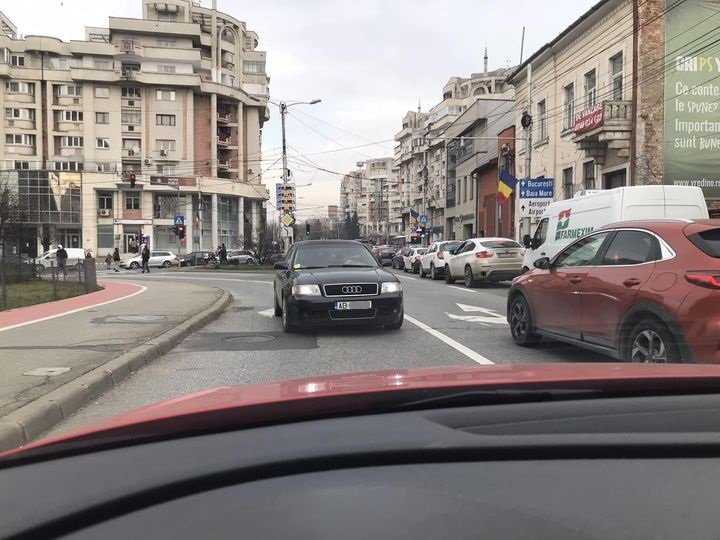 Vin Sărbătorile, începe HAOSUL în trafic! Șofer surprins pe contrasens în Piața Cipariu