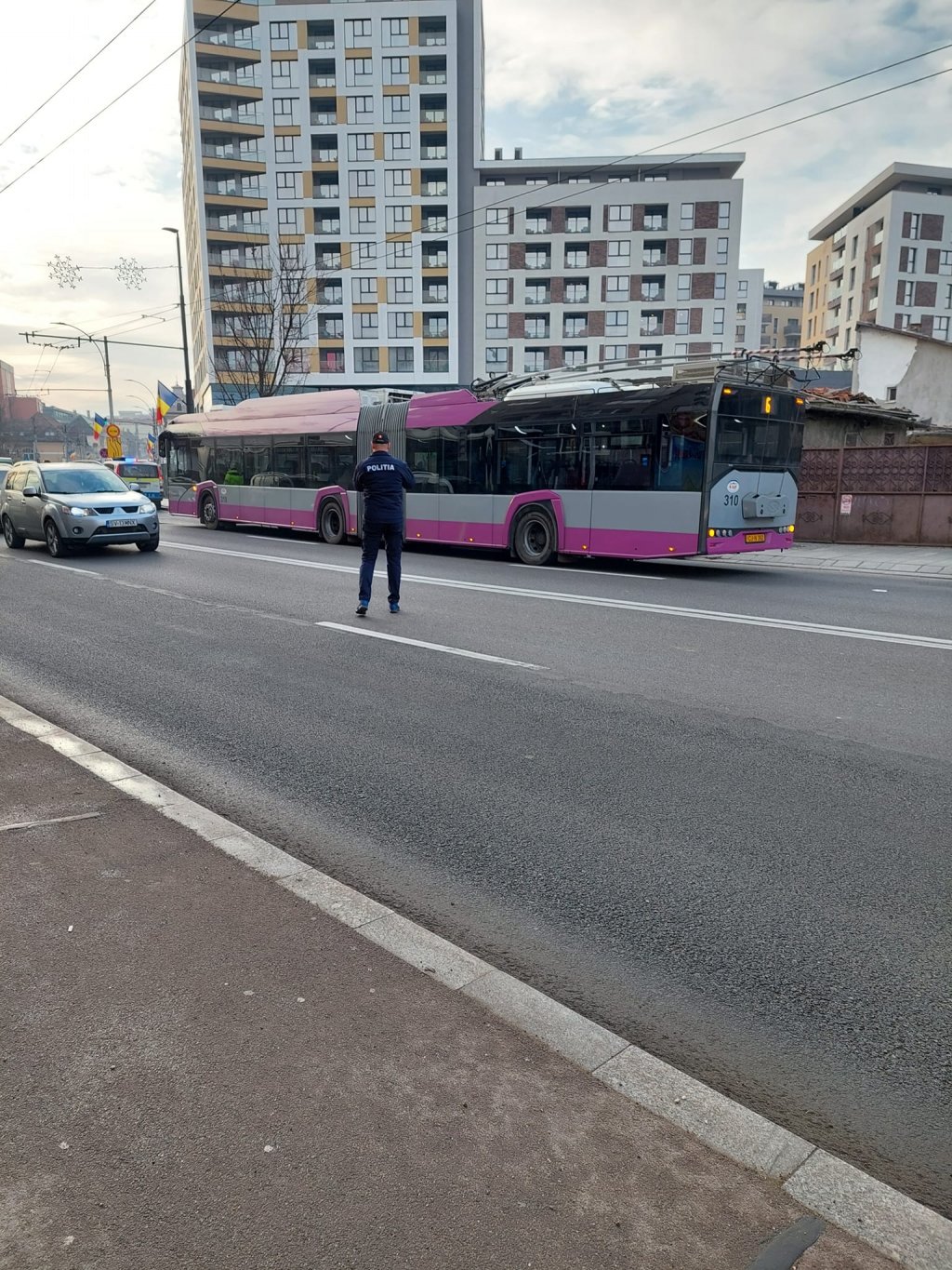 Poliția și SMURD-ul pe Moților. Un bărbat s-a izbit de un troleibuz
