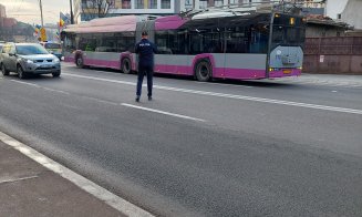 Poliția și SMURD-ul pe Moților. Un bărbat s-a izbit de un troleibuz