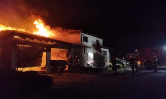 Pompierii au luptat cu flăcările 2 ore într-o localitate din judeţul Cluj. Cauza incendiului