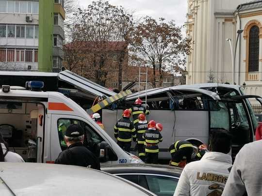 Autocar cu turişti greci, accident GRAV la Pasajul Unirii în Capitală. O persoană a murit și peste 20 au fost rănite