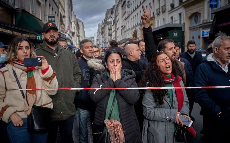 ATAC armat în Paris soldat cu 3 morţi. Cel care a deschis focul a atacat anul trecut cu o sabie migranţii dintr-o tabără de refugiaţi