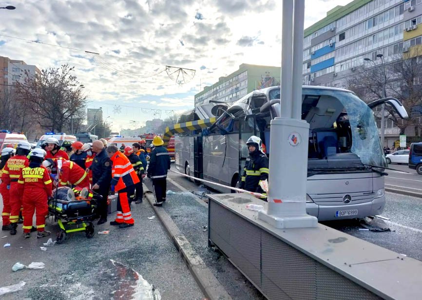 Un mort și 24 de răniți. Un autocar a intrat într-un limitator de înălțime la intrarea într-un pasaj în capitală