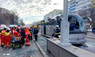 Un mort și 24 de răniți. Un autocar a intrat într-un limitator de înălțime la intrarea într-un pasaj în capitală