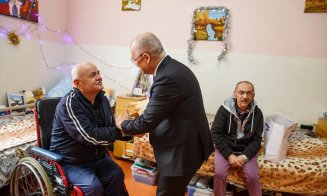 Emil Boc: "Dacă puteți face un bine, să îl faceți!". Cadouri pentru vârstnicii de la Centrul de îngrijire din Cluj-Napoca