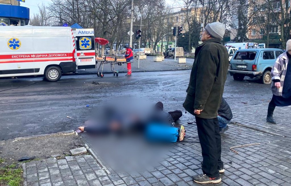 Ruşii au bombardat zone civile din Herson în Ajunul Crăciunului. 10 morţi şi 58 de răniţi. Zelenski: "NU sunt imagini cu conţinut sensibil. Asta e adevărata viaţă a Ucrainei"