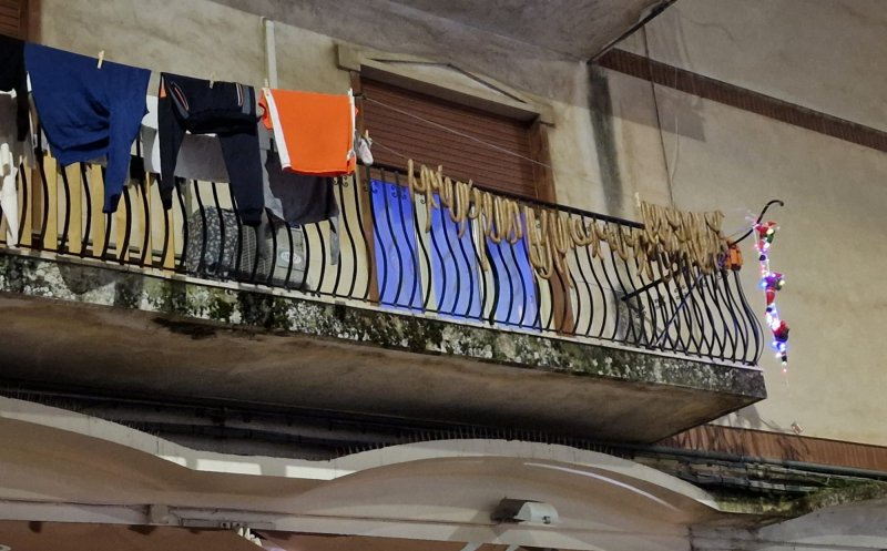 „Și-au întins cârnații pe balcon!”: Campionii rufelor întinse la vedere s-au oripilat