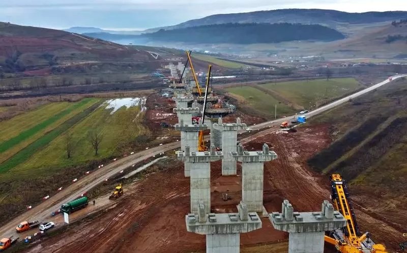 O companie românească de lecții de construcții pe Autostrada Transilvania, lângă Cluj
