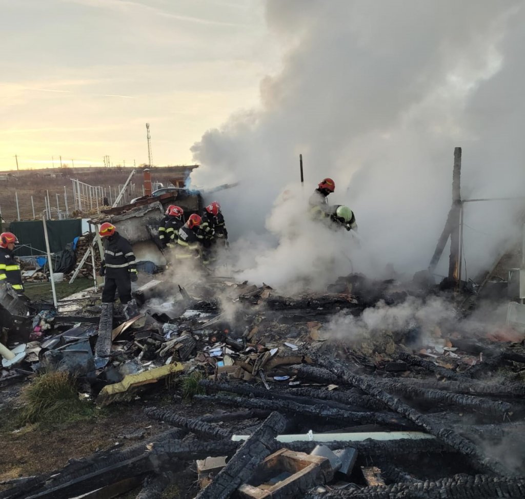 O casă a luat foc în județul Cluj. Intervenție în forță a pompierilor cu două autospeciale. O femeie de 70 de ani a făcut atac de panică