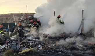 O casă a luat foc în județul Cluj. Intervenție în forță a pompierilor cu două autospeciale. O femeie de 70 de ani a făcut atac de panică