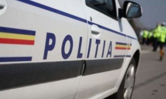 Accident în Cluj-Napoca! O mașină s-a răsturnat și se scurge combustibil din ea