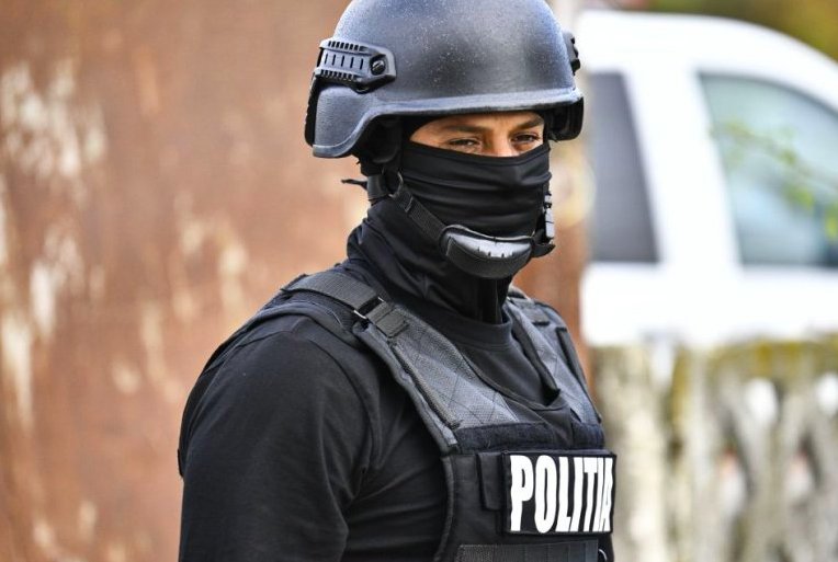 Un român și-a înscenat propria răpire şi i-a trimis mamei poze cu el legat, pentru a-i cere bani