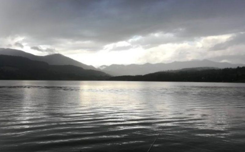 O persoană ar fi dispărut în lacul Colibița din Bistrița după ce s-a răsturnat cu hidrobicicleta