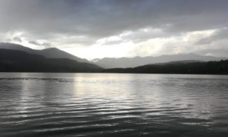 O persoană ar fi dispărut în lacul Colibița din Bistrița după ce s-a răsturnat cu hidrobicicleta