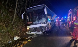 Plan roșu de intervenție după un accident cu 3 MORŢI. Un şofer de 21 de ani a intrat cu maşina într-un autocar de pe contrasens