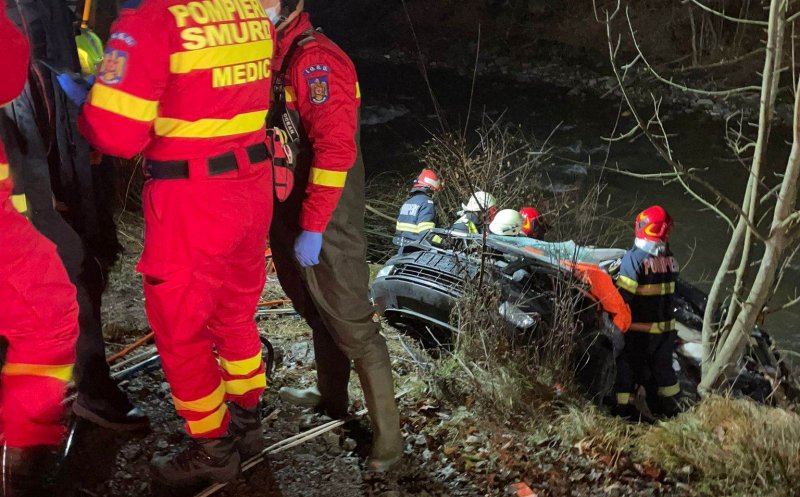 Plan roșu de intervenție după un accident cu 3 MORŢI. Un şofer de 21 de ani a intrat cu maşina într-un autocar de pe contrasens