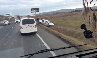 IMPACT între două auto pe Vâlcele-Apahida. Una dintre mașini a ajuns în șanț