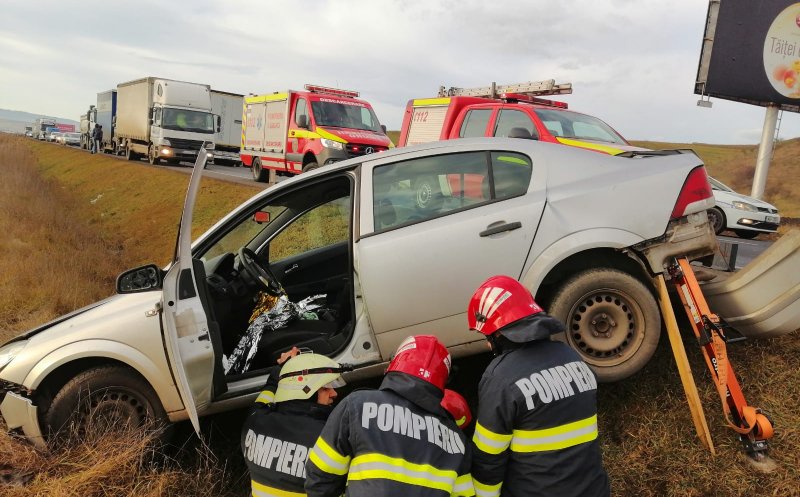 IMPACT între trei mașini pe Vâlcele-Apahida. Una a ajuns în șanț/ Femeie prinsă între fiarele mașinii