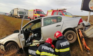 IMPACT între trei mașini pe Vâlcele-Apahida. Una a ajuns în șanț/ Femeie prinsă între fiarele mașinii