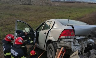 IMPACT între trei mașini pe Vâlcele-Apahida. Una a ajuns în șanț