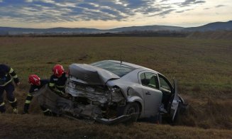 IMPACT între trei mașini pe Vâlcele-Apahida. Una a ajuns în șanț