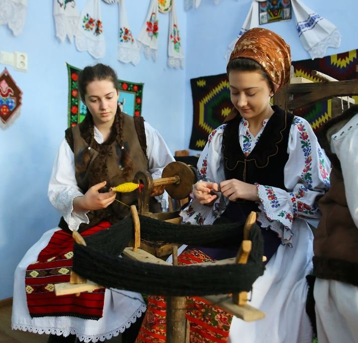 Am intrat în perioada "câșlegilor". Datina din Transilvania de la Crăciun până la Postul Paștelui
