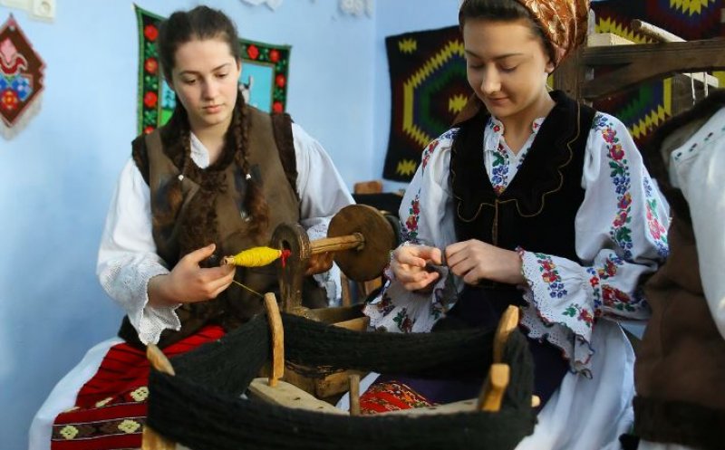 Am intrat în perioada "câșlegilor". Datina din Transilvania de la Crăciun până la Postul Paștelui