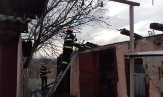 Incendiu într-o gospodărie din Cluj. Intervin pompierii