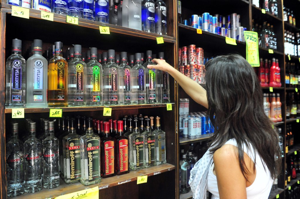 Anul nou vine cu scumpiri. Alcoolul va costa mai mult la raft. Acciza pentru băuturil e mai mare cu 6%