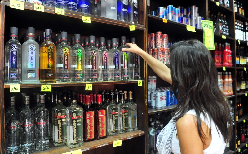 Anul nou vine cu scumpiri. Alcoolul va costa mai mult la raft. Acciza pentru băuturil e mai mare cu 6%