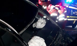 ACCIDENT în judeţul Cluj, cu victimă ÎNCARCERATĂ. A intrat frontal într-un pod de beton pe fondul "altor preocupări"