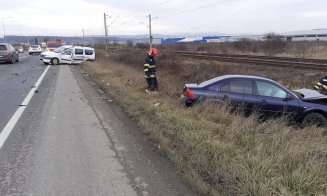 ACCIDENT în Cluj. O mașină a fost aruncată de pe drum/ Intervin echipaje de salvare