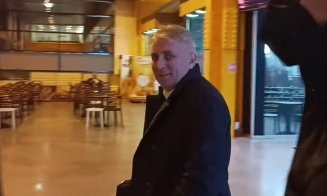 Dedicație pentru Lucian Bode, la aterizarea pe Aeroportul Cluj. "Sunteți plagiator dovedit. Să vă fie rușine!"