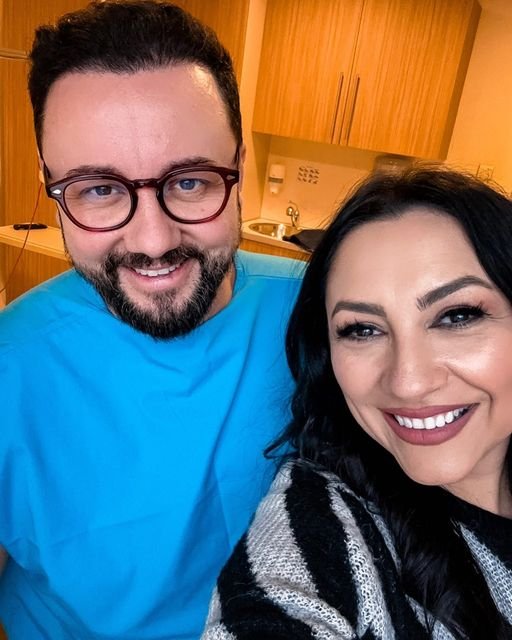 Pacientul Cătălin Măruță a "supravieţuit" operației la genunchi :) Andra: "Întotdeauna împreună. Trecem prin toate ținându-ne de mână"