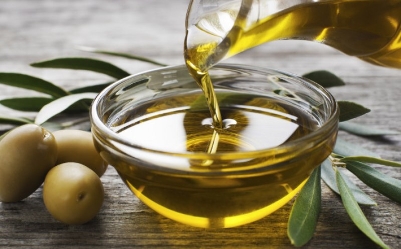 Uleiul de măsline, ingredientul minune din bucătărie. Patru moduri simple prin care poți consuma mai mult