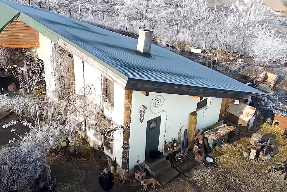 Casa din baloți de paie, construită în județul Cluj: ”Te face să te simți liber”