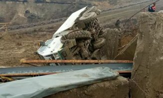 Incident grav: Trei MORȚI și nouă răniți într-o carieră minieră. O mașină cu muncitori s-a răsturnat