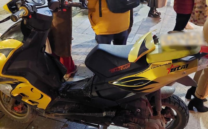 ACCIDENT pe Memorandumului: A lovit un moped din spate şi l-a proiectat în altă maşină
