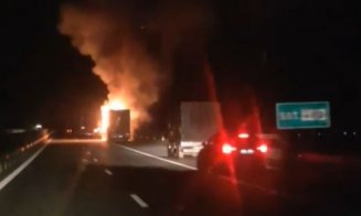 INCENDIU pe A10, pe sensul spre Cluj. Un camion arde ca o torță