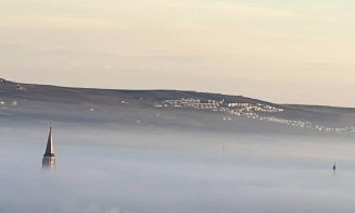 Imagini spectaculoase cu Clujul "scufundat" în ceață. Doar turla bisericii Sf. Mihail se mai zărește