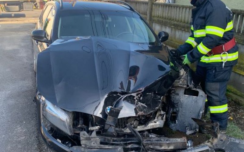 Accident cu 3 mașini în județul Cluj. Două persoane au fost transportate la spital