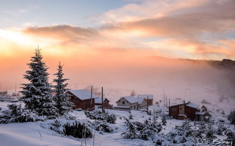 Imagini superbe cu răsăritul înghețat din zona Băișoara