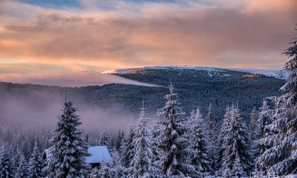 Imagini superbe cu răsăritul înghețat din zona Băișoara