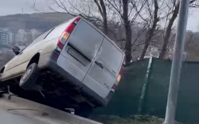 Accident pe drumul Sf. Ioan. O dubă s-a înfipt în parapet